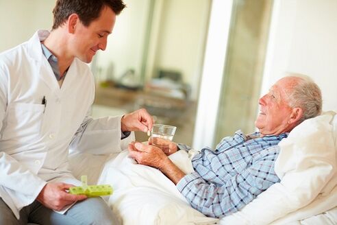 O médico dá unha pílula para a prostatite